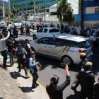 Simpatizantes y militantes de Construye llegaron hasta Medicina Legal a donde fue trasladado el cuerpo de Villavicencio.