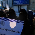 Foto de archivo. Un grupo de mujeres simpatizantes de los talibanes se manifiesta en favor de la vestimenta femenina que cubre el rostro con una pancarta donde se puede leer: "el velo no limita a la mujer, sino que la honra". EFE/EPA/Stringer