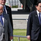 Fotografía de archivo, tomada el pasado 21 de mayo, en la que se registró un encuentro del presidente de Brasil, Luiz Inácio Lula da Silva (i), y el primer ministro de Japón, Fumio Kishida .