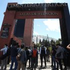 Fotografía de la entrada a la sala funeraria donde será velado el cuerpo del candidato presidencial Fernando Villavicencio hoy, en Quito (Ecuador).
