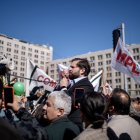 Gabriel Boric, mientras habla a manifestantes que protestan a favor del derecho a la vivienda digna, hoy, a las afueras del palacio La Moneda, en Santiago (Chile)