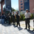 Policías custodian el lugar donde se están velando los restos de Fernando Villavicencio.