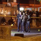 Peritos forenses trabajando en la zona donde fue asesinado el candidato a la Presidencia de Ecuador Fernando Villavicencio, el 9 de agosto de 2023, en Quito (Ecuador).