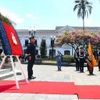 Homenaje. El alcalde realizó la ofrenda a los héroes del 10 de Agosto.