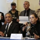 El general Patricio Carrillo y Andrea González Nader, entre otros partidarios del asesinado candidato presidencial Fernando Villavicencio, ofrecieron una rueda de prensa hoy, en Quito (Ecuador).