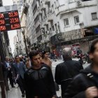 Cambio. Vista en Buenos Aires de una casa de cambio durante la jornada, que cerró en 22,28 pesos por dólar. BSAS07. BUENOS AIRES (ARGENTINA), 04/05/2018.- Vista de hoy, viernes 4 de mayo de 2018, de una casa de cambio en el centro de Buenos Aires (Argentina). El Banco Central de la República Argentina (BCRA) incrementó, por tercera vez en una semana, la tasa de política monetaria, para situarla 675 puntos arriba, al 40 %, con el objetivo de frenar la fuerte depreciación del peso con respecto al dólar estadounidense. En los últimos días, la fuerte depreciación del peso argentino respecto al dólar ha generado una gran incertidumbre en el país, cuya sociedad, tradicionalmente, ha sido muy dependiente de la moneda estadounidense. EFE/David Fernández