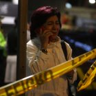 Quito. Una simpatizante del candidato a la Presidencia de Ecuador Fernando Villavicencio reacciona afuera de la clínica a donde fue llevado el político tras un ataque que le costó la vida hoy, en Quito (Ecuador). Villavicencio fue asesinado este miércoles tras ser disparado por desconocidos a la salida de un mitin electoral de su campaña electoral en un céntrico sector de Quito, según confirmó el Gobierno ecuatoriano. El ministro del Interior, Juan Zapata, ha confirmado el crimen en declaraciones recogidas por varios medios de información y ha asegurado que el ataque fue perpetrado por sicarios que, además, han herido a otras personas.