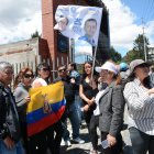 Simpatizantes del candidato presidencial hicieron presencia fuera de la funeraria.