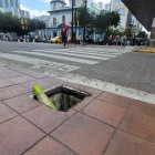 En 9 de octubre y Pedro Carbo hay un cajetín subterráneo que no tiene tapa.