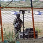 Policías inspeccionan una zona el Aeropuerto Internacional Camilo Daza de la ciudad de Cúcuta (Colombia). La Policía colombiana detonó de manera controlada una maleta cargada con explosivos que fue encontrada en el perímetro del aeropuerto internacional Camilo Daza, de Cúcuta, la principal ciudad de la frontera con Venezuela, lo que obligó a la suspensión de las operaciones aéreas. EFE/ Mario Caicedo