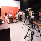 Los estudiantes del Centro Educativo Espíritu Santo son redactores, editores, locutores, camarógrafos, etc., en el set del canal TES TV.