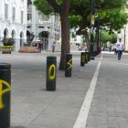 En la Plaza de la Administración, cerca del Municipio, se escribe en los bolardos.
