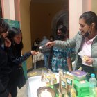 Gabriela Frías utiliza la quinua para elaborar snacks.