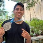 El garrochista con la medalla de plata del Campeonato Sudamericano de Adultos, en que reafirmó los 5,40 metros en su prueba.