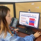 Una funcionaria enseña los diferentes servicios virtuales que brinda la Alcaldía de Quito