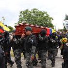 Honra fúnebre. Miembros de la Policía Nacional cargan en hombros el féretro del candidato presidencial.