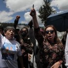 Reacción. Tras el asesinato de Villavicencio, una simpatizante protesta.