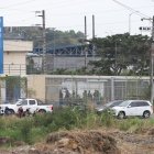 Militares y policías se encuentran inspeccionando el reclusorio.