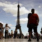 Paris (France), 12/08/2023.- People stand near the Eiffel tower at Place Trocadero in Paris, France, 12 August 2023. According to Societe D"exploitation De La Tour Eiffel (SETE) "lit.: Eiffel Tower Operating Company", three floors of Eiffel Tower were briefly evacuated after security threat announced. (Francia) EFE/EPA/MOHAMMED BADRA