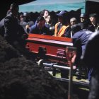 Noche. El entierro se dio en el campo santo Monte Olivo, norte de Quito.