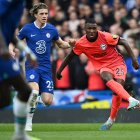 London (United Kingdom), 15/04/2023.- Brighton"s Moises Caicedo (R) in action during the English Premier League soccer match between Chelsea and Brighton and Hove Albion at Stamford Bridge in London, Britain, 15 April 2023. (Reino Unido, Londres) EFE/EPA/ANDY RAIN EDITORIAL USE ONLY. No use with unauthorized audio, video, data, fixture lists, club/league logos or "live" services. Online in-match use limited to 120 images, no video emulation. No use in betting, games or single club/league/player publications