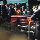 Sepelio. La noche del viernes fueron sepultados los restos de Fernando Villavicencio.