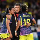 Sydney (Australia), 12/08/2023.- Colombia head coach Nelson Abadia (centre) consoles Daniela Arias (left) and Jorelyn Carabali of Colombia after losing the FIFA Women"s World Cup 2023 Quarter Final soccer match between England and Colombia at Stadium Australia in Sydney, Australia, 12 August 2023. (Mundial de Fútbol) EFE/EPA/BIANCA DE MARCHI AUSTRALIA AND NEW ZEALAND OUT