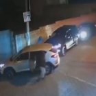 Cierre. Dos carros bloquean el paso de otro, en donde se movilizan algunos miembros de una misma familia
