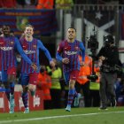 BARCELONA, 27/02/2022.- Los jugadores del FC Barcelona, (i-d) el francés Ousmane Dembélé, el neerlandés Frenkie de Jong y el estadounidense Sergiño Dest, celebran el segundo gol del equipo blaugrana durante el encuentro correspondiente a la jornada 26 de primera división que disputan hoy domingo frente al Athletic Club en el estadio del Camp Nou, en Barcelona. EFE / Alejandro García.
