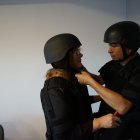 Protección. Casco y chaleco antibalas se han incorporado a la indumentaria de la esposa del candidato presidencial asesinado.