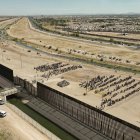 Fotografía de archivo muestra a cientos de migrantes mientras esperan junto al muro fronterizo en El Paso, Texas (EE.UU). EFE/ Jonathan Fernández