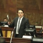 Parlamentario. Documento en mano y mirándoles a los ojos, Fernando Villavicencio explica a los correístas que la corrupción que denuncian es la suya.