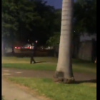 La grabación muestra al sujeto en posesión de un arma de fuego