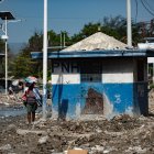 PUERTO PRÍNCIPE (HAITÍ), 13/08/2023.- Fotografía de un pequeño puesto policial abandonado en el barrio Martissant, el sábado 12 de agosto de 2023, en Puerto Príncipe (Haití). El clima de inseguridad en Haití sigue empeorando. Las autoridades pierden cada vez más territorio, tomado como rehén por bandas que siembran el terror día y noche. No menos del 80 % del área metropolitana de Puerto Príncipe está controlada por bandas. EFE/ Johnson Sabin