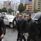 Antonio López el jefe de campaña de Construye llegó al CNE para consignar toda la documentación para que se registre la candidatura de Christian Zurita.