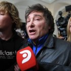 El economista Javier Milei (c), precandidato presidencial de la coalición derechista La Libertad Avanza