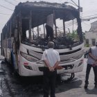Una explosión alertó a los ciudadanos sobre el incendio del bus.