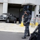 Encuentro. Los investigadores estadounidenses salieron por el parqueadero de la Fiscalía con la custodia de miembros del GOE.