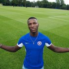 Moisés Caicedo ya posa con la nueva camiseta del Chelsea.
