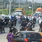 Los integrantes de la Policía Nacional permitieron que quienes se acercaron hasta el lugar, se coloquen al pie de la vereda cercana al ingreso de La Roca.