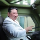 Fotografía sin fecha y publicada este lunes, 14 de agosto, por la Agencia Central de Noticias de Corea del Norte (KCNA) en la que se registró al líder norcoreano Kim Jong Un al inspecicionar una fábrica militar en un lugar no revelado de Corea del Norte.. EFE/EPA/KCNA