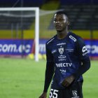 Caicedo jugó para las divisiones formativas de IDV, llegando al primer equipo.