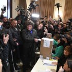 El economista Javier Milei (c-i), precandidato presidencial de la coalición derechista La Libertad Avanza, vota hoy en las elecciones Primarias, Abiertas, Simultáneas y Obligatorias (PASO), en la sede de la Universidad Tecnológica Nacional (UTN) en el barrio de Almagro, en Buenos Aires (Argentina). La jornada electoral en Argentina transcurre este domingo en medio de las demoras denunciadas en Buenos Aires por la implementación del voto electrónico, los discursos de los principales líderes políticos pidiendo a la ciudadanía que acuda a sufragar y una participación de un tercio del censo. EFE/Enrique García Medina