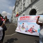 Plantón. De manera pacífica, las madres y padres hicieron un plantón en los bajos de la Gobernación del Guayas, para obtener respuestas sobre el cierre de los CDI de sus sectores.