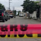 Tropas del Ejército Mexicano vigilan hoy la zona en donde se localizaron varios cuerpos desmembrados, en el municipio de Poza Rica, estado de Veracruz (México). Autoridades mexicanas reportaron este lunes el hallazgo de docenas de cadáveres desmembrados, embalados y congelados en refrigeradores de casas del crimen organizado en Veracruz, estado del oriente del país que vive una ola de violencia por bandas de la delincuencia. EFE/Édgar Escamilla