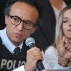 Christian Zurita en rueda de prensa con chaleco antibalas