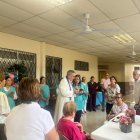 El parroco dio unas palabras y una oración para inaugurar el proyecto.