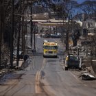 Un coche de bomberos patrulla por un barrio arrasado por las llamas en Lahaina, Hawái