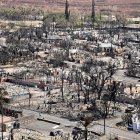 Edificios afectados por el fuego en el puerto de Lahaina, en Hawái.