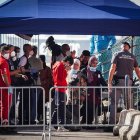 Migrantes rescatados desembarcan del barco de la ONG italiana "Emergency"Äôs Life Support" en Nápoles, Italia, el 14 de agosto de 2023.